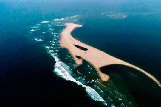 Lý giải nguyên nhân: Bất ngờ xuất hiện đảo cát nổi giữa vùng biển Cửa Đại dài 3 km