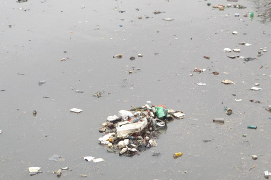 Sông Tô Lịch ngập rác thải sinh hoạt sau mưa