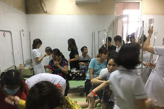 Hải Dương: Hàng loạt công nhân may nhập viện nghi do ngộ độc thực phẩm