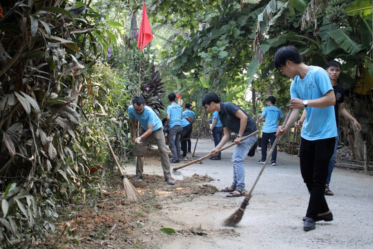 Thừa thiên Huế: Phó Chủ tịch tỉnh tham gia trồng hoa hưởng ứng "Ngày Chủ nhật xanh"