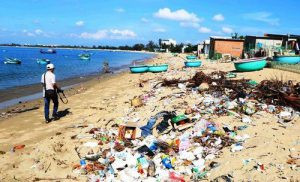 Ninh Thuận: Rác thải tràn ngập trên bãi biển Ninh Chữ