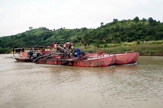 Đắk Lắk: Cát tặc ngang nhiên hoành hành, dòng sông Krông Ana sạt lở nghiêm trọng