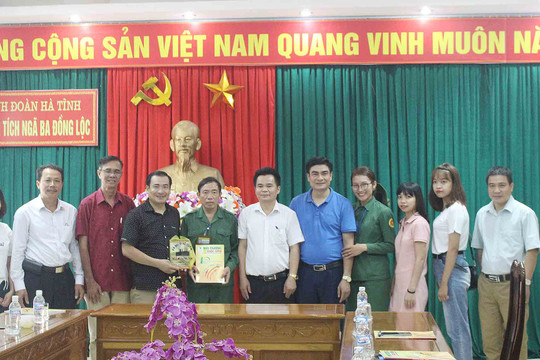Đoàn công tác Tạp chí Môi trường và Cuộc sống viếng thăm Khu di tích Ngã ba Đồng Lộc