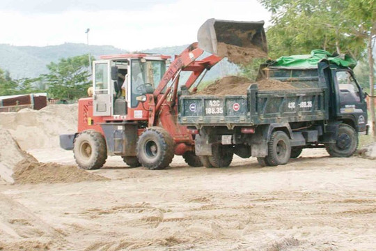 Đà Nẵng: Dự án Phương trang trở thành “bãi rác” đổ xà bần, UBND quận Liên Chiểu ở đâu?