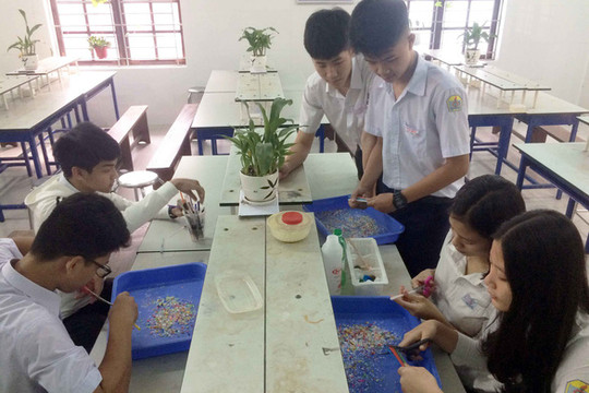 Huế: Học sinh chế tạo sản phẩm gạch polymer từ rác thải nhựa
