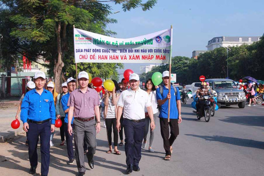 Hơn 500 sinh viên Đại học Vinh tham gia Ngày đi bộ vì môi trường tại Nghệ An