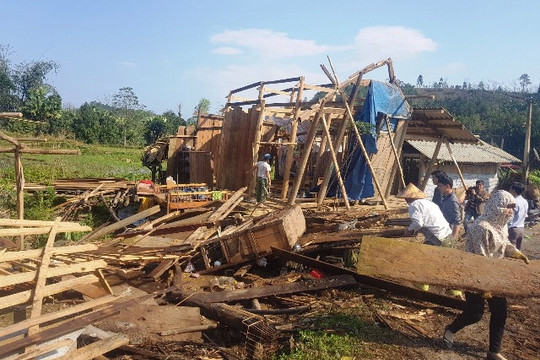 Lào Cai: Gió lốc gây thiệt hại 93 ngôi nhà