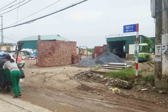 Gia Lâm, Hà Nội: Bãi rác, tập kết vật liệu xây dựng bủa vây trụ sở UBND thị trấn Trâu Quỳ