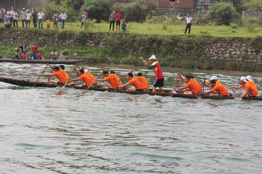 Quảng Bình: Đặc sắc Lễ hội đua thuyền và Hội thi cá trắm trên Sông Son