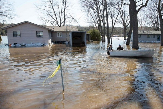 Canada cứu nguy 5.000 người dân do vỡ đê khi nước dâng cao