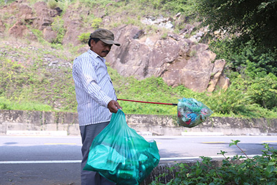 Người đàn ông bán kem tình nguyện nhặt rác ở Sơn Trà