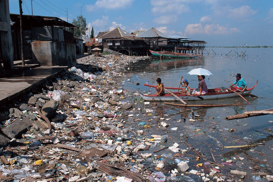 Phải làm gì để giải cứu những bãi biển ngập trong rác?