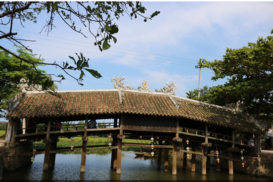 Độc đáo cây cầu ngói hơn 200 năm tuổi ở Huế