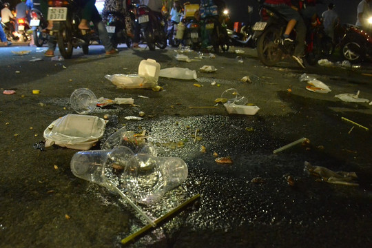 Thành phố Hồ Chí Minh: Rác thải tràn ngập sau đêm pháo hoa 30-4