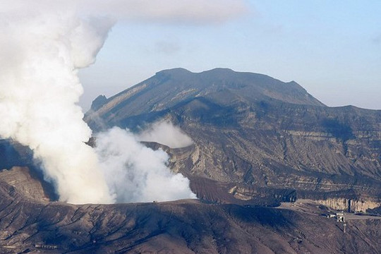 Nhật Bản: Núi lửa Aso “thức giấc” với cột khói bụi cao tới 1.600m