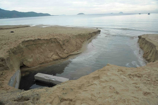 Nha Trang: Người dân ớn lạnh dòng nước cống đen ngòm, hôi thối xả thẳng ra biển