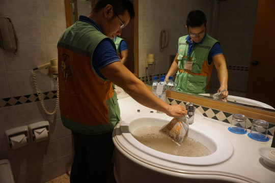 Hà Nội: Người dân chung cư khổ sở vì nước sinh hoạt có màu vàng đục