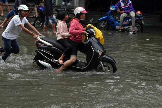Mới đầu mùa mưa, người Sài Gòn đã khốn đốn vì ngập nước, kẹt xe