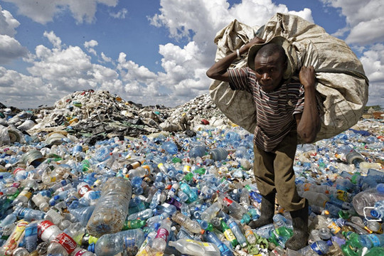 Nước giàu không thể ‘vô tư’ đưa rác thải nhựa đến nước nghèo