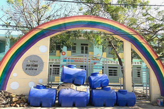 Quảng Ngãi: Thiếu giáo viên, điểm trường mầm non tiền tỷ bỏ hoang, ngập rác thải