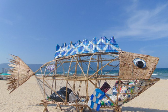 Khách du lịch ấn tượng với cá Bống (Goby) “ăn” rác thải nhựa trên bãi biển Đà Nẵng