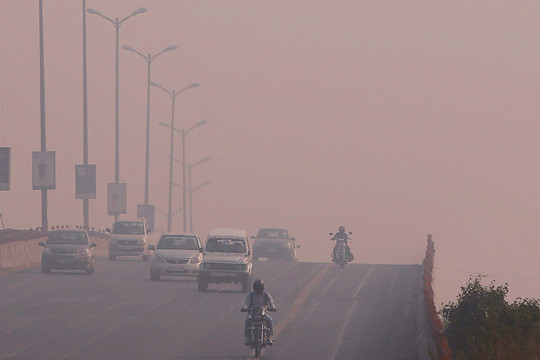 Ấn Độ: Khói mù ô nhiễm bao phủ bầu trời New Delhi