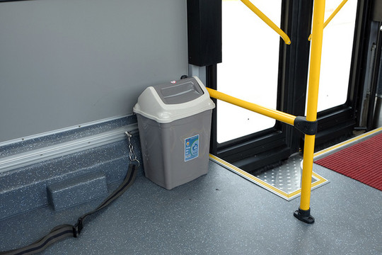 Thùng rác trên xe buýt: Có cũng như không