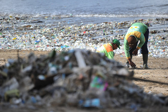 Thiên đường du lịch Bali trong tình trạng báo động vì biển rác