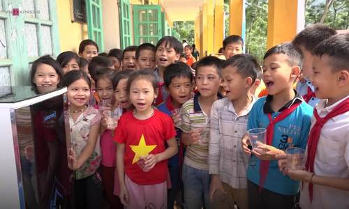 Hành trình trèo đèo lội suối mang nước sạch đến trường nghèo Yên Bái