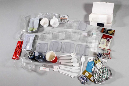 Dần loại bỏ đồ nhựa dùng một lần trên các chuyến bay