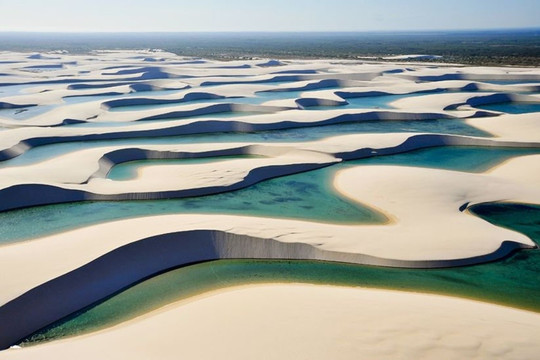 Hàng nghìn hồ nước nổi giữa sa mạc như hành tinh khác