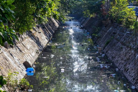 Cận cảnh 10km kênh ô nhiễm ở Sài Gòn trước khi được cải tạo