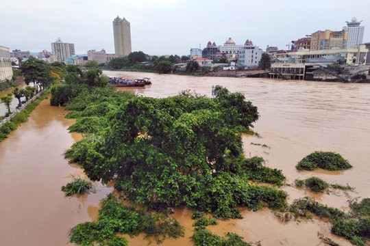 Thành phố Móng Cái tan hoang sau trận mưa lớn