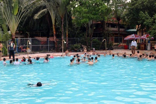 Trung bình một bể bơi công cộng chứa 60 lít nước tiểu