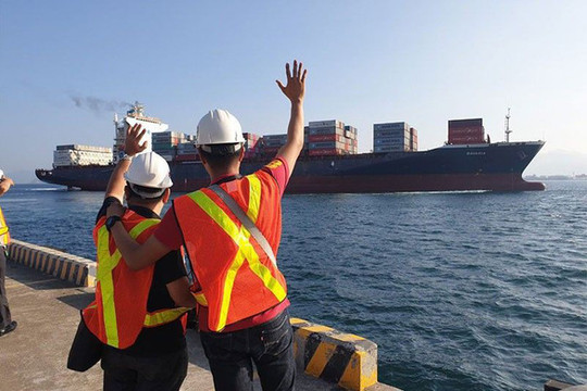 Ngoại trưởng Philippines vẫy tay tiễn biệt 69 container rác về Canada