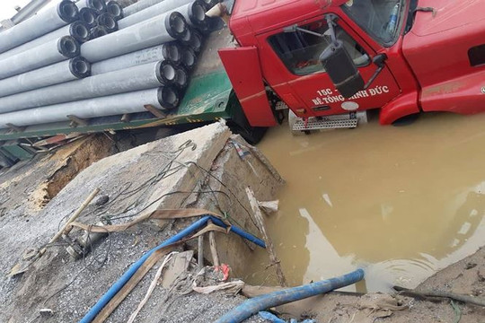 Hà Nội: Xe container làm vỡ đường nước sạch cấp cho 3 quận nội thành