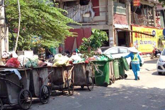 Ba Đình, Hà Nội: Người dân kêu cứu trong vô vọng vì bãi tập kết rác thải trước cửa nhà gây ô nhiễm