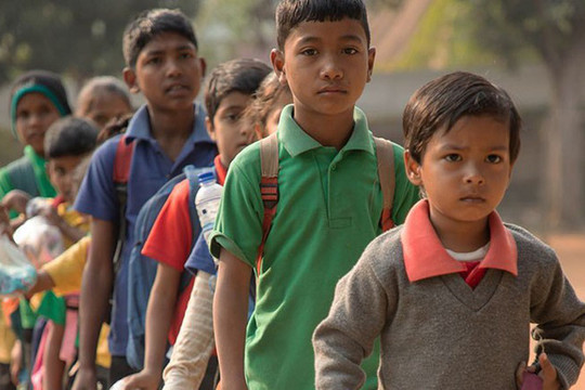 Ấn Độ: Kỳ lạ ngôi trường nhận rác thải nhựa thay cho học phí,  ‘trả lương’ cho học sinh