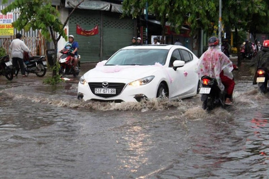 TP. Hồ Chí Minh: Hàng loạt xe chết máy sau trận mưa lớn