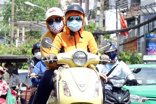 Náng nóng gay gắt, tia UV ở Hà Nội, TP. Hồ Chí Minh có hại cho con người