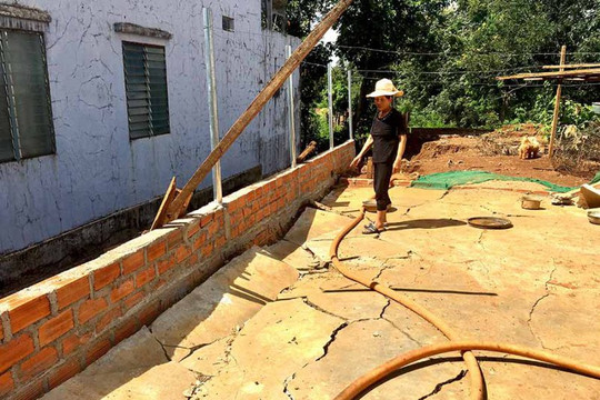 Chư Sê (Gia Lai):  Người dân khốn khổ vì hệ thống thoát nước dự án làm hư hại tài sản
