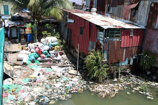 TP.HCM: Dân khốn khổ vì rạch Xuyên Tâm đầy rác bẩn, bốc mùi hôi thối