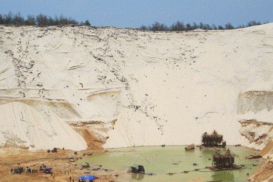 Tìm thấy thi thể công nhân mất tích vì lở cát mỏ titan tại Quảng Bình