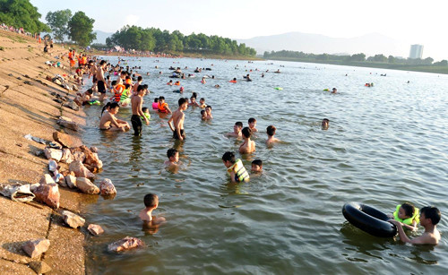 Nắng nóng cao điểm: hàng ngàn người dân Hà Nội đổ về “bãi biển” ngoại thành tắm mát