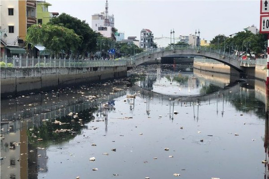TP. Hồ Chí Minh: Rác thải tiếp tục “bức tử” mặt kênh Tân Hóa – Lò Gốm