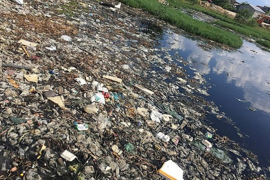 Thừa Thiên Huế: Nhức nhối vấn nạn ô nhiễm môi trường tại cảng cá Thuận An