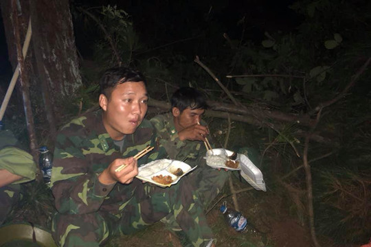 Cháy rừng ở Hà Tĩnh: Bữa cơm vội của những người lính cứu hỏa