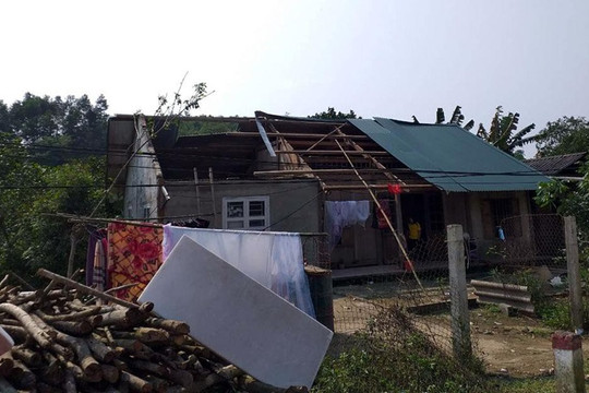 Mưa lớn kèm lốc xoáy làm hư hỏng nhà dân ở Bình Thuận