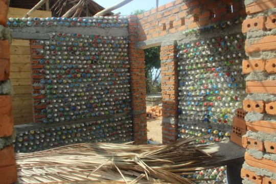 Quảng Ngãi: Độc đáo ngôi nhà làm từ vỏ chai nhựa bỏ đi ở Lý Sơn