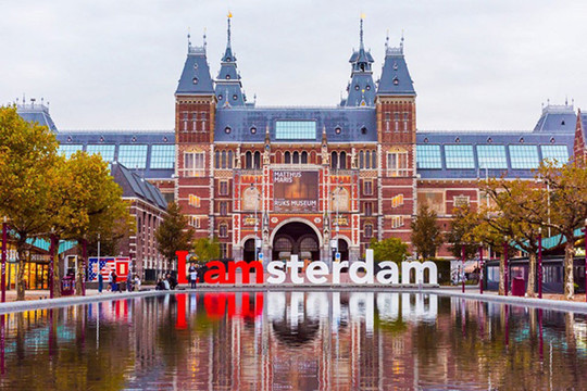 Amsterdam thu hút khách vào mùa hè